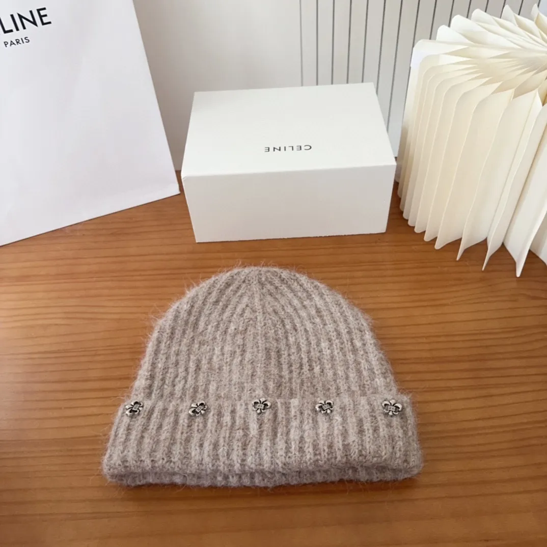 💰60 Crow Heart Autumn and Winter Wool Knitted Beanie This must be a favorite of minimalism. It is clean, neat, fashionable and versatile, and will definitely not be picky about your face shape! A fashionable classic that lasts forever! Fashionable black and white can be purchased together!